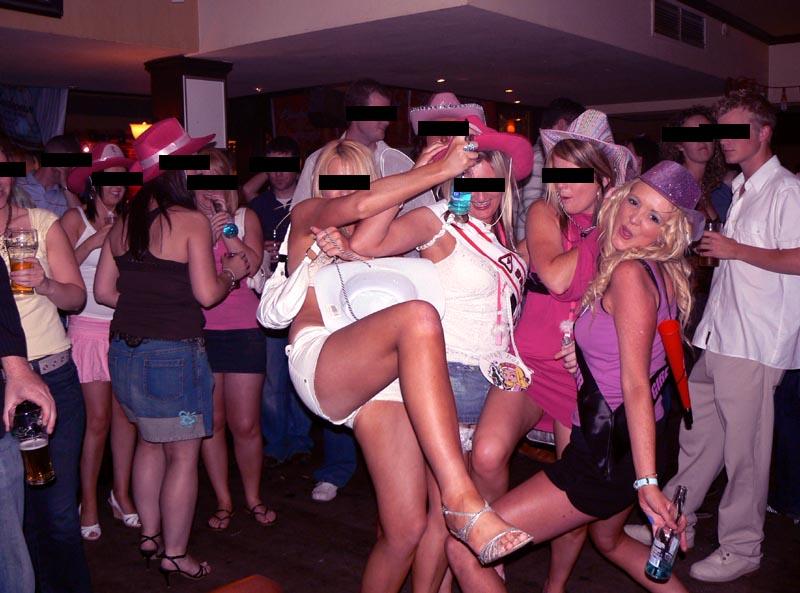 Девушки в униформе трахаются на вечеринке